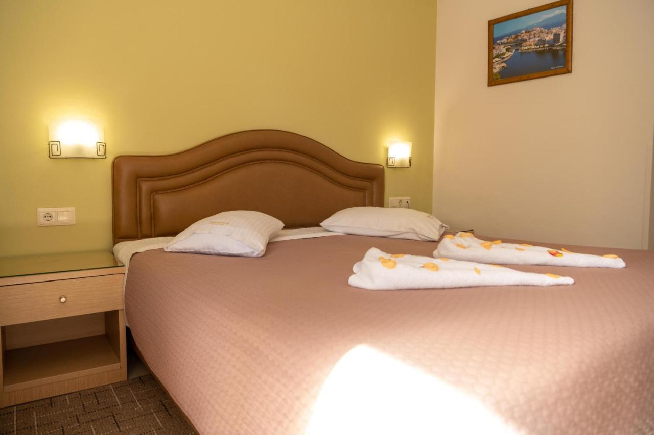Kronos Hotel Iraklion Buitenkant foto